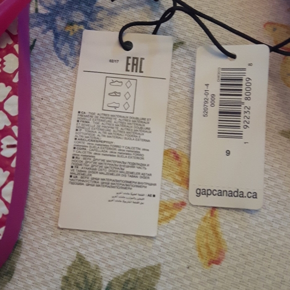 Size 9 Gap floral pink and white flip-flops - Picture 4 of 7